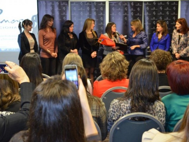 URUGUAY - Entrega diplomas a TECNICOS SUPERIOR en ASESOR de IMAGEN - Julio 2014